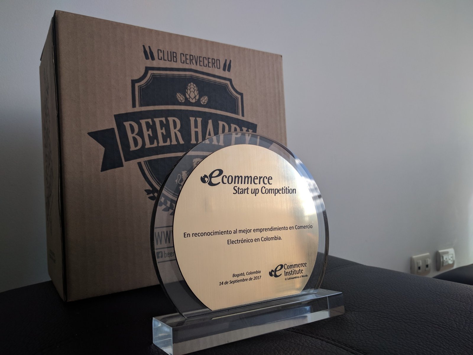 The eCommerce Startup Competition award, Bogotá, 14 September 2017, in front of a Beer Happy box